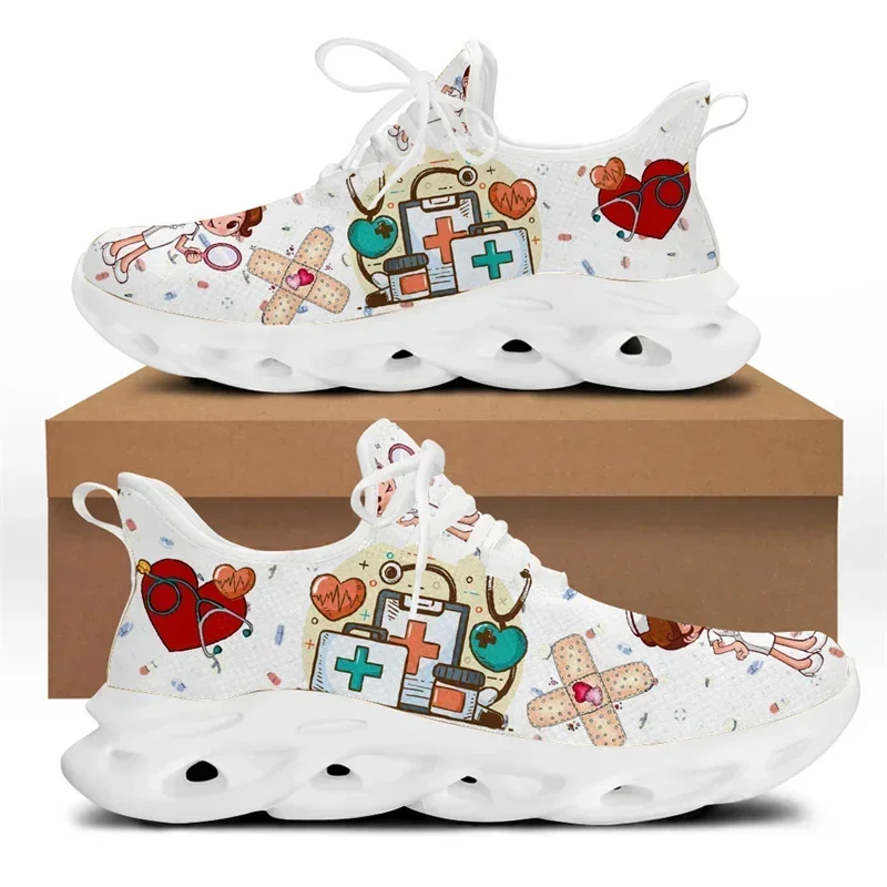 女性用ホワイトナースシューズ、キュートな漫画柄ナーススニーカ - White Sneaker Care Kit のレビューと価格