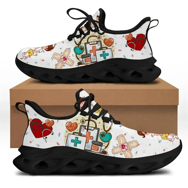 女性用ホワイトナースシューズ、キュートな漫画柄ナーススニーカ - White Sneaker Care Kit のレビューと価格